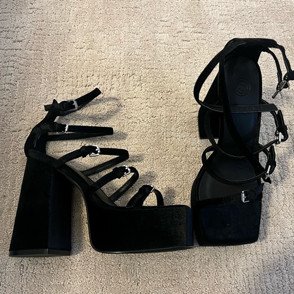 URBAN OUTFITTERS PLATFORM STRAPPY HEELS - Picture 3 of 4